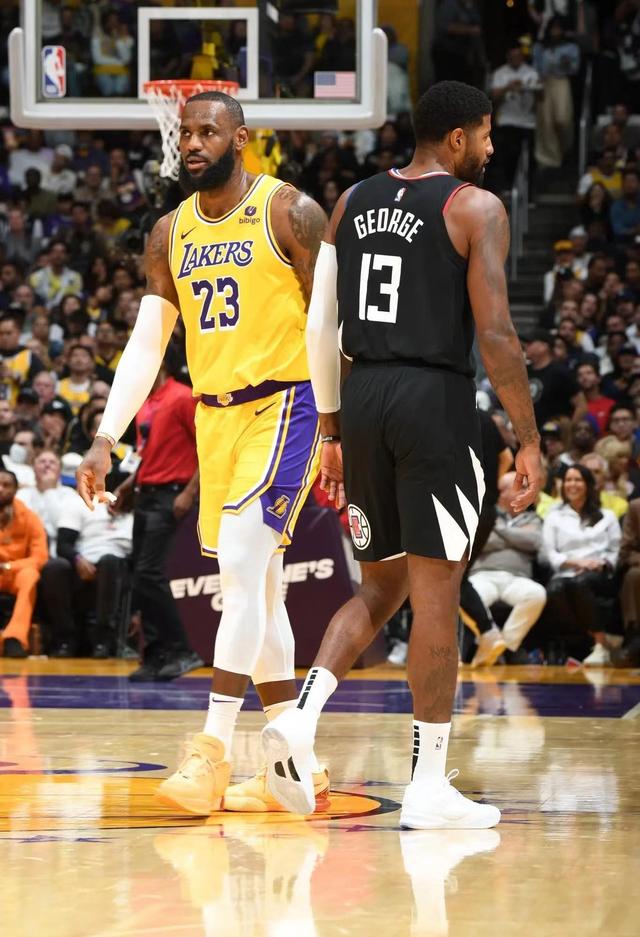 国际赛事火热进行，豪门球队展开激烈对抗