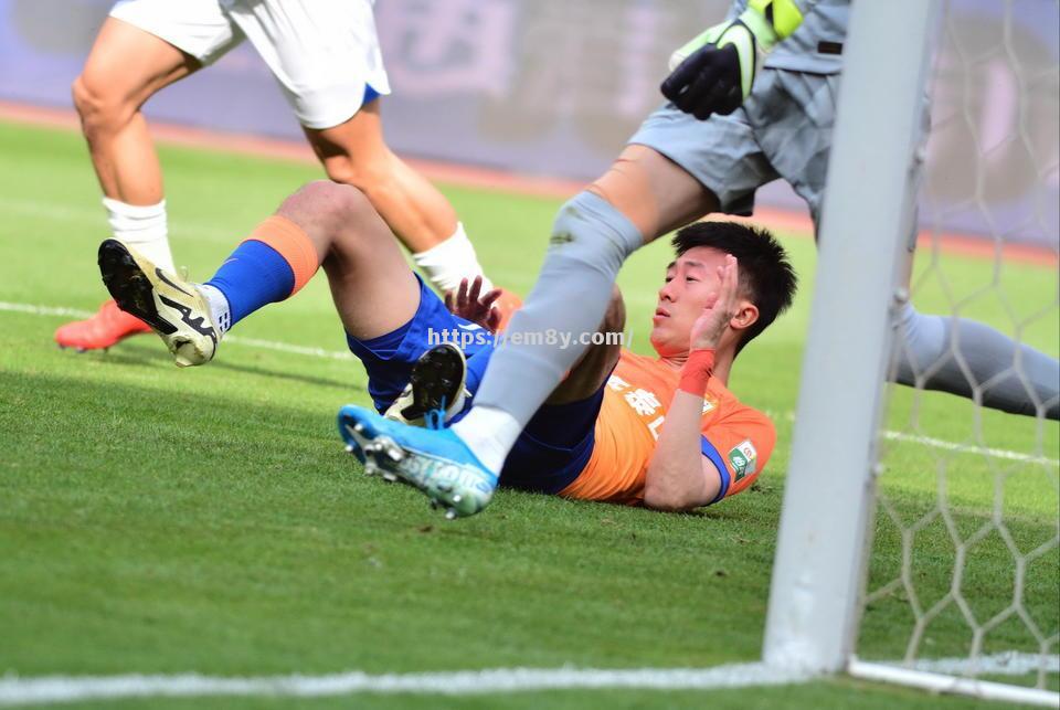 无悔的拼搏：球员们在场上奉献全力